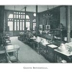 De grote veilingzaal bij een Nieuwe Meubelen verkoop in 1903.